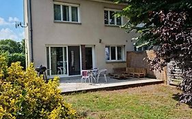 maison centre de bellegarde avec jardin et terrasse équipée d'un salon de jardin et d'un barbecue cuisine équipée 3 chambres avec 2 lits double 140x190 et 2 lits simple chauffage poêle à granulés parking gratuit devant la maison